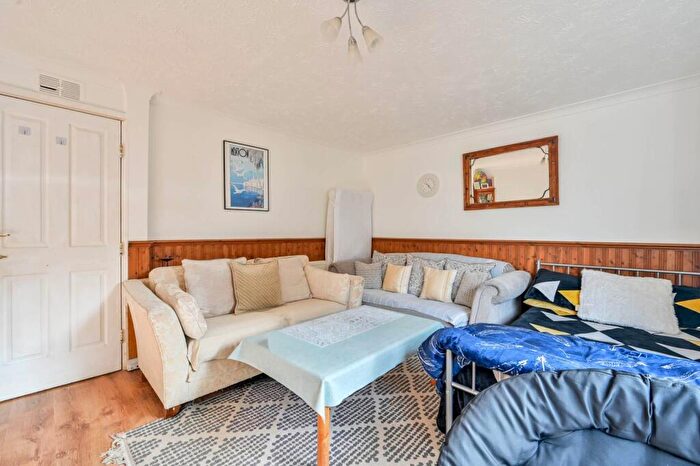 3 Bedroom Terraced House For Sale In Rye Close, Guildford, GU2