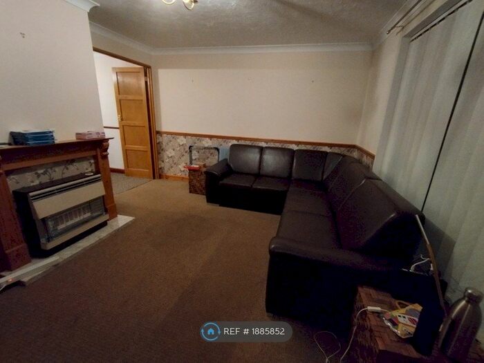 3 Bedroom Semi-Detached House To Rent In Hanbury Close, Norwich, NR5