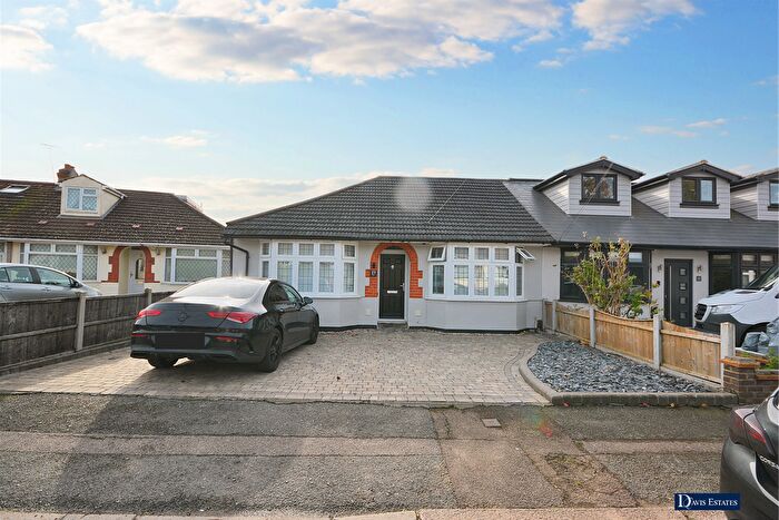 3 Bedroom Bungalow For Sale In Oak Glen, Ardleigh Green, Hornchurch, RM11
