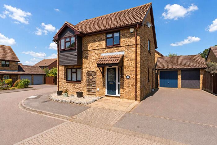 4 Bedroom Detached House For Sale In Holly Farm Close, Caddington, Luton, Bedfordshire, LU1