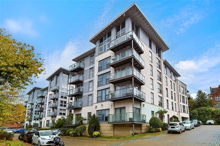 2 Bedroom Flat For Sale In Mckenzie Court, Maidstone, Kent, ME14