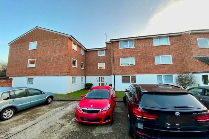 1 Bedroom Flat To Rent In Swans Hope, Loughton, IG10