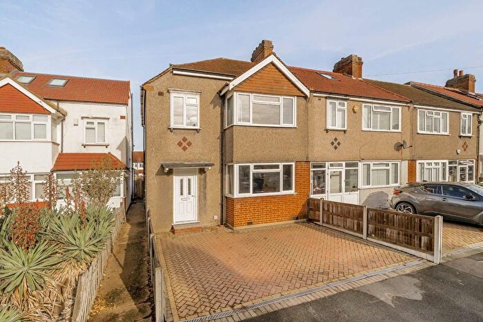 3 Bedroom Terraced House For Sale In Brockenhurst Way, London, SW16