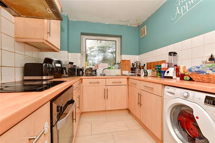 2 Bedroom Flat For Sale In Westmoreland Drive, Sutton, Surrey, SM2