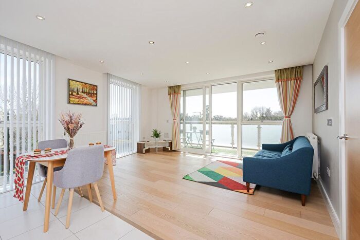 2 Bedroom Flat To Rent In Levett Square, Richmond, TW9