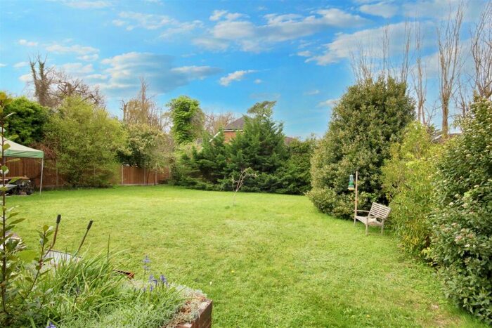 3 Bedroom Detached Bungalow For Sale In Ermyn Way, Ashtead/leatherhead, KT22