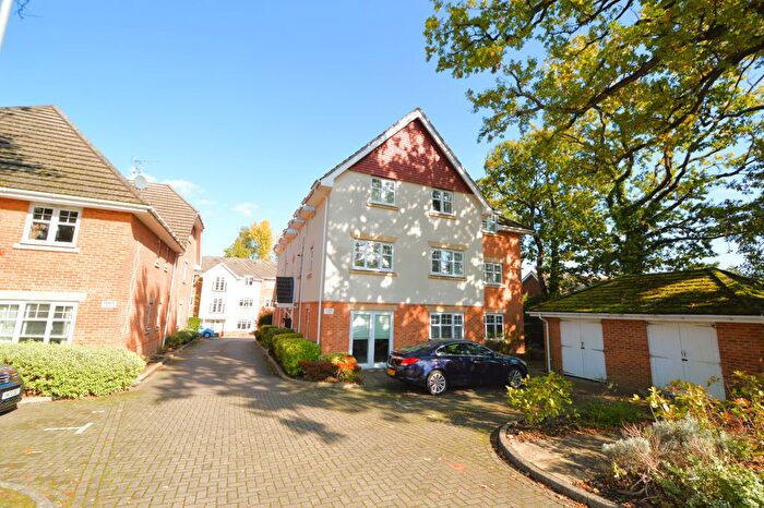 2 Bedroom Flat To Rent In John Norman Grove, Lightwater, GU18