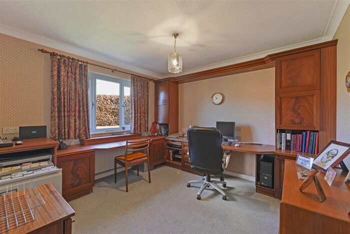 4 Bedroom Detached House For Sale In Oast Court, Yalding, Maidstone, ME18