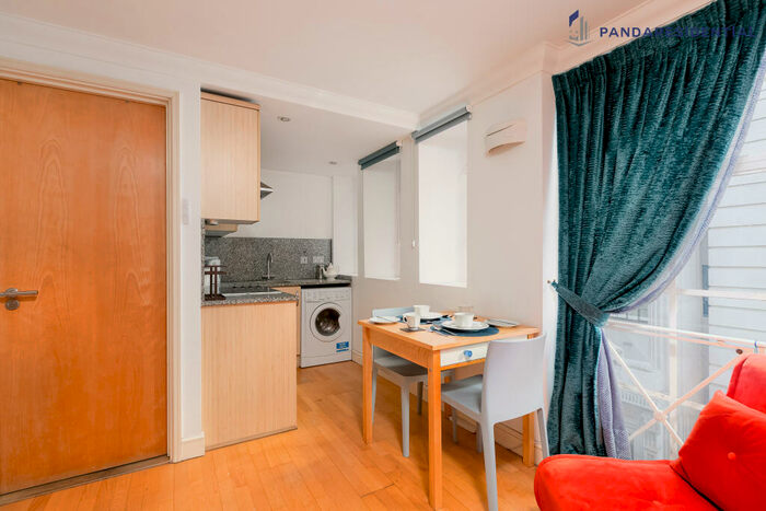 1 Bedroom Flat To Rent In Trinity Square, EC3N