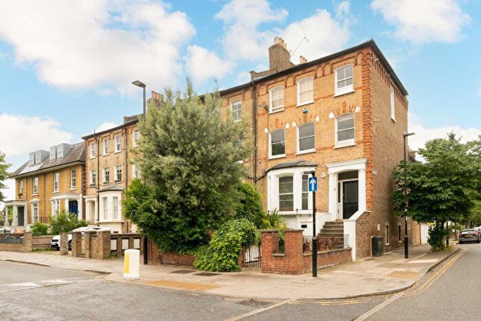 2 Bedroom Flat To Rent In Tollington Park, London, N4