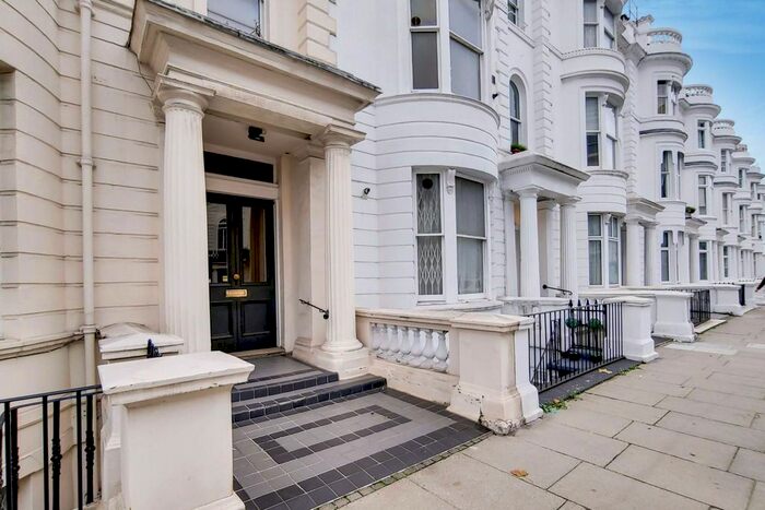 2 Bedroom Flat To Rent In Gloucester Terrace, Lancaster Gate, London, W2