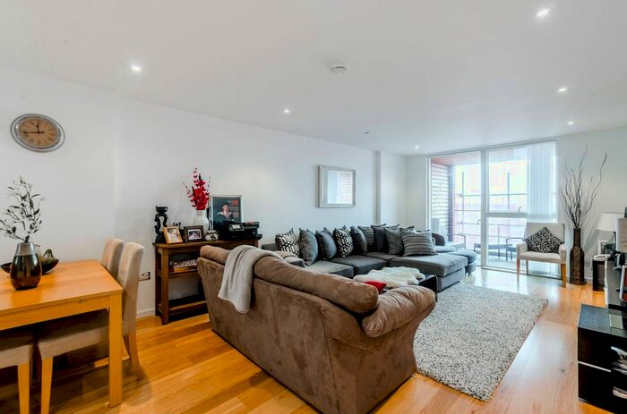 3 Bedroom Flat To Rent In High Street, Brentford, TW8