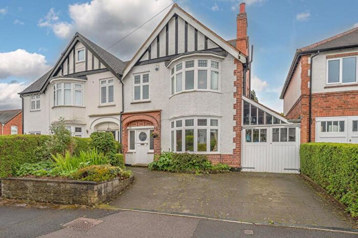 4 Bedroom Semi-Detached House For Sale In Wentworth Road, Birmingham, B17