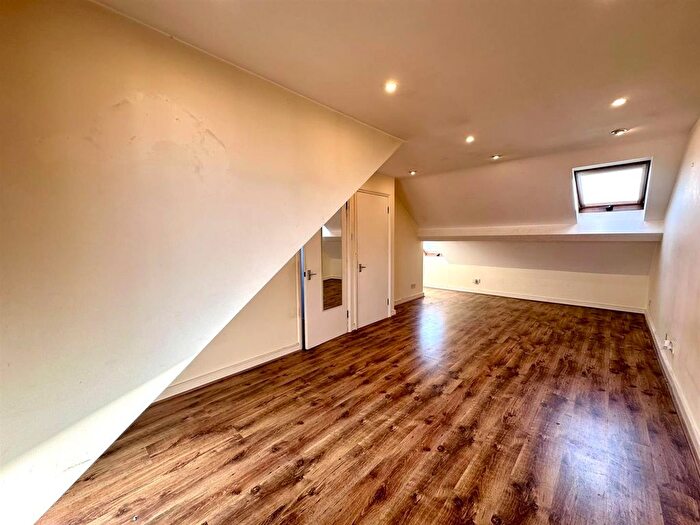 3 Bedroom Flat To Rent In Newick Road, London, E5