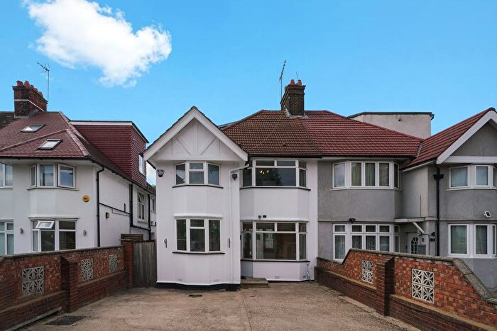 4 Bedroom Semi-Detached House To Rent In The Vale, London, NW11