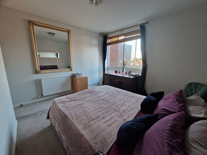 3 Bedroom Flat To Rent In Rosebank, Holyport Road, London, SW6