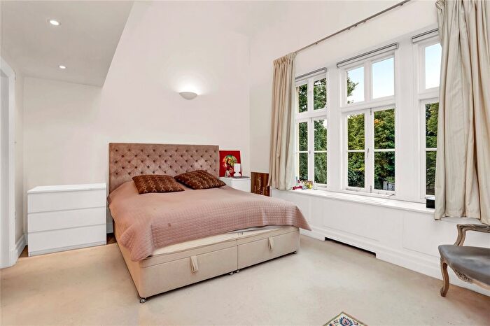 3 Bedroom Flat To Rent In Wimbledon Park Side, London, SW19