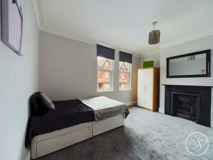 3 Bedroom Terraced House For Sale In Hillcrest View, LS7