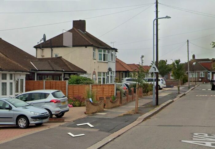 Studio To Rent In Basildon Avenue, Ilford, Clayhall, Barkingside, Ig6