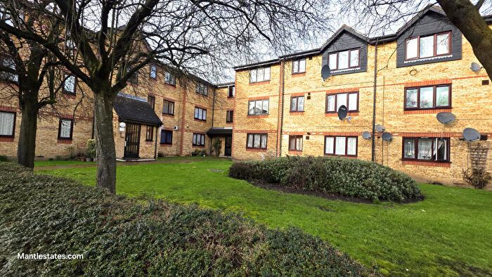 Studio To Rent In Milestone Close, Edmonton, N9