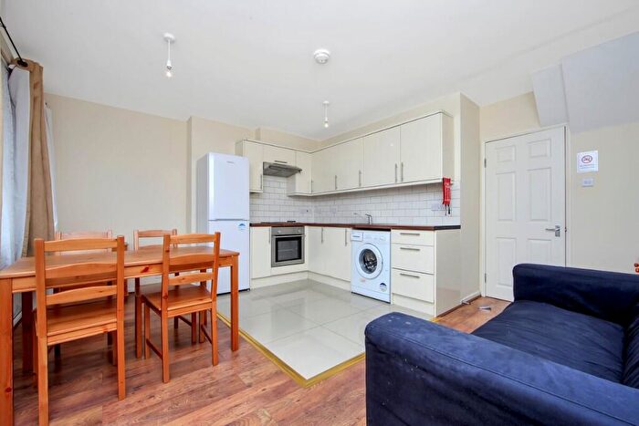 4 Bedroom Maisonette To Rent In Forsyth Gardens, Kennington, London, SE17