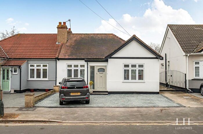 3 Bedroom Bungalow For Sale In Crystal Avenue, Hornchurch, RM12