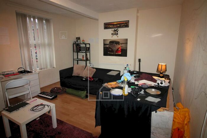2 Bedroom Flat To Rent In Brudenell Grove, Hyde Park, Leeds, LS6