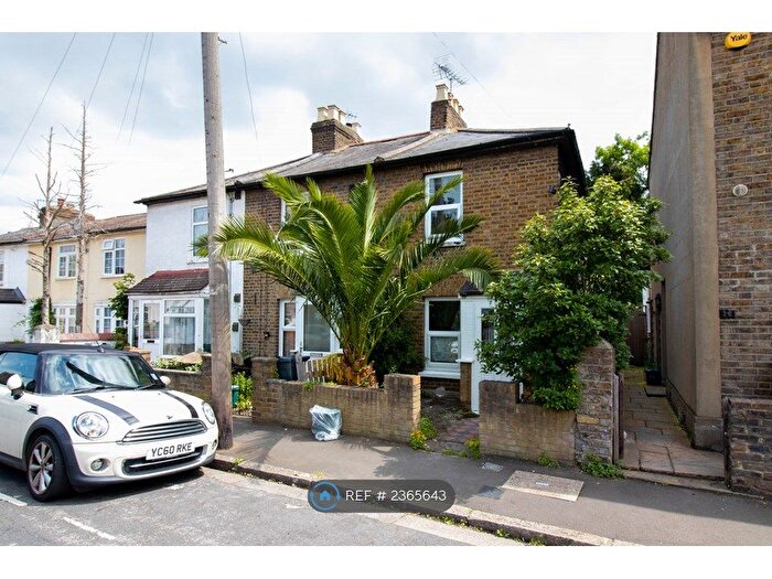 2 Bedroom End Of Terrace House To Rent In Holly Road, Hounslow, TW3