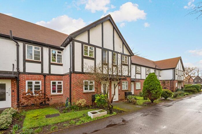 3 Bedroom Maisonette For Sale In Flat Tudor House, Weybridge, KT13