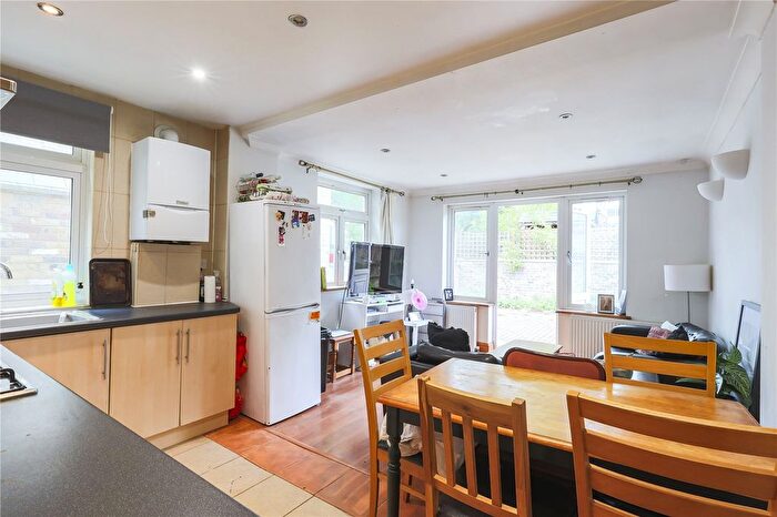 3 Bedroom Flat To Rent In Tooting Bec Road, Tooting, London, SW17