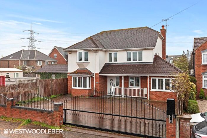 4 Bedroom Detached House For Sale In Derby Road, Hoddesdon, EN11