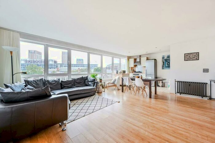 2 Bedroom Flat To Rent In Hopton Road, Woolwich, London, SE18