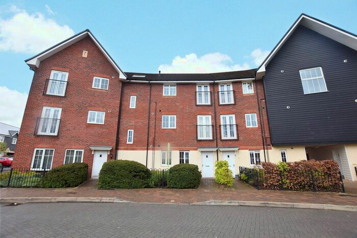 2 Bedroom Flat To Rent In Fulmar Crescent, Bracknell, Berkshire, RG12