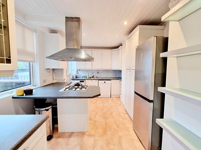 3 Bedroom Flat To Rent In Manor Court, Aylmer Road, Highgate, N2