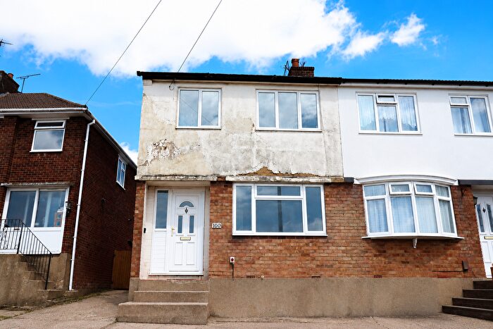 3 Bedroom Semi Detached House To Rent In Pennine Avenue, Luton, LU3