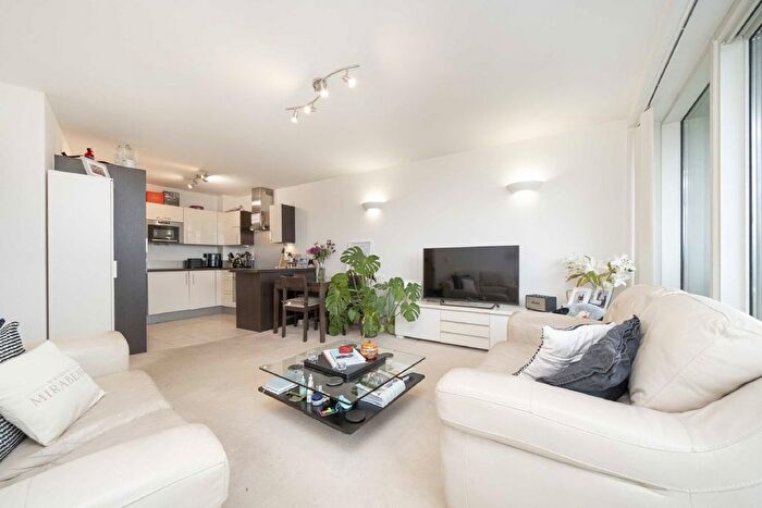 2 Bedroom Flat To Rent In Mapleton Road, London, SW18