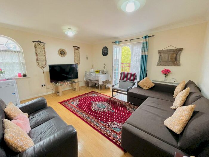 2 Bedroom Flat To Rent In Queensberry Place, E12