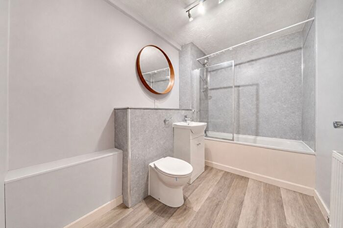1 Bedroom Flat For Sale In Dingwall Road, Croydon, CR0