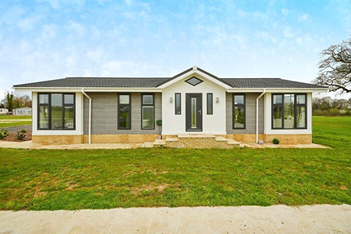2 Bedroom Park Home For Sale In Heathfield, Bletchingdon, Kidlington, OX5
