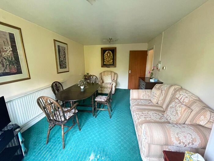 1 Bedroom Apartment For Sale In Uxbridge Road, Pinner, Greater London, HA5