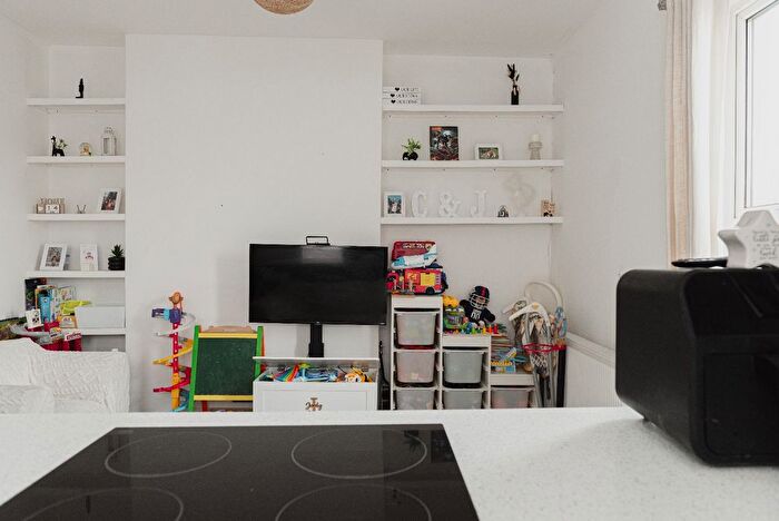 1 Bedroom Flat For Sale In Earlswood Road, Redhill, RH1