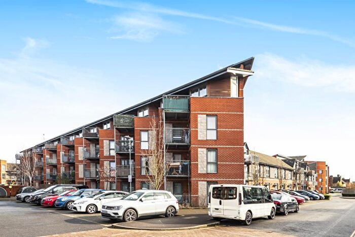 2 Bedroom Flat To Rent In Lewin Terrace, TW14