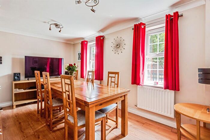 5 Bedroom Detached House For Sale In Chastleton Road, Swindon, SN25