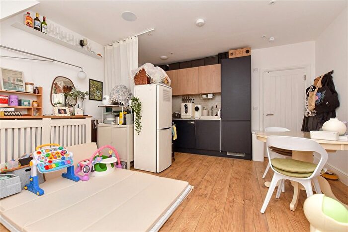 1 Bedroom Flat For Sale In St. Martin's Walk, Dorking, Surrey, RH4