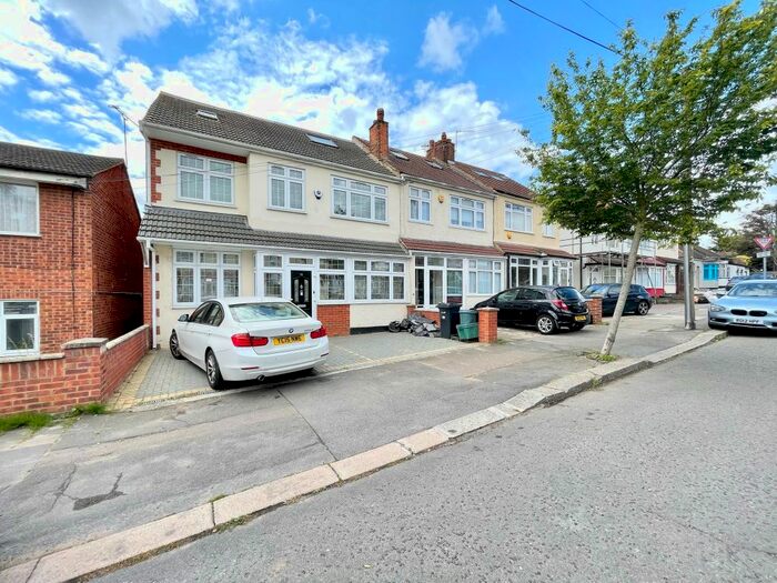 6 Bedroom Terraced House To Rent In Netley Road, Ilford, IG2