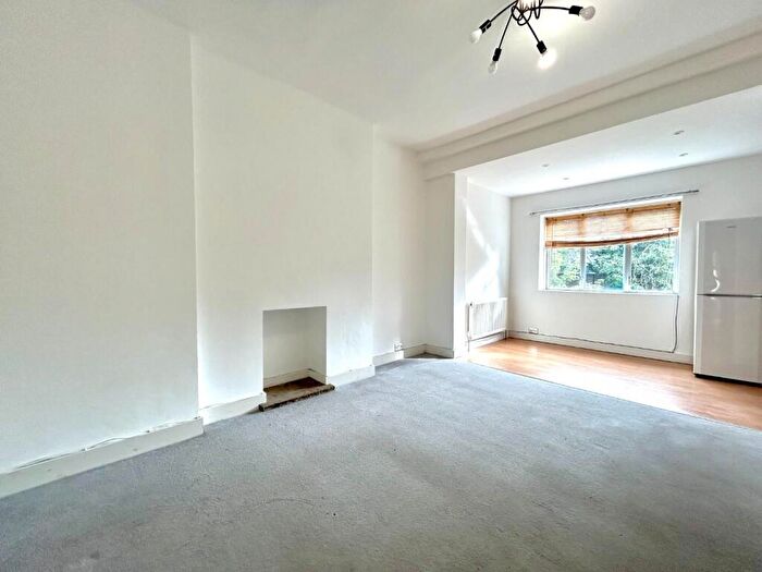 2 Bedroom Apartment To Rent In Lewisham Way, New Cross, London, SE14