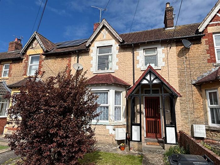 2 Bedroom Flat For Sale In Sheldon Road, Chippenham, SN14