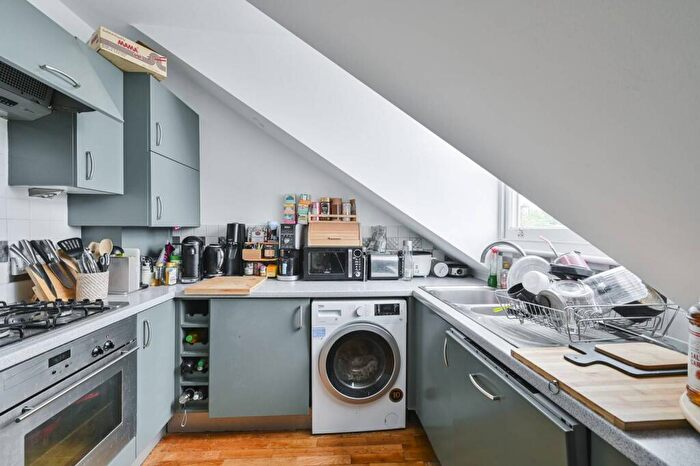 1 Bedroom Flat For Sale In Brondesbury Road, Queen's Park, London, NW6