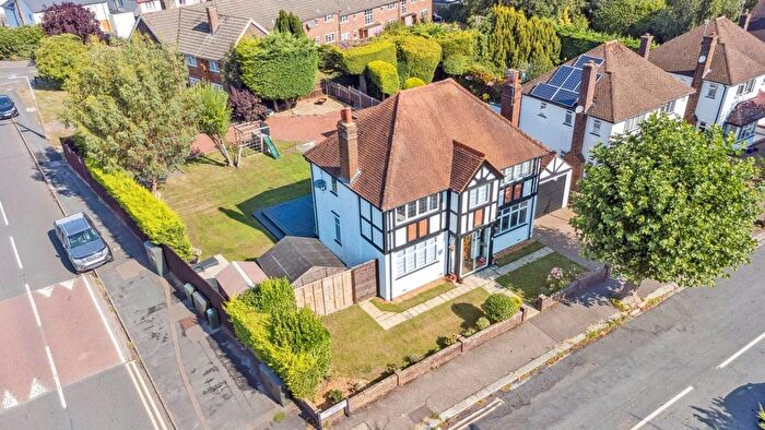4 Bedroom Detached House For Sale In Nightingale Road, Bushey, WD23