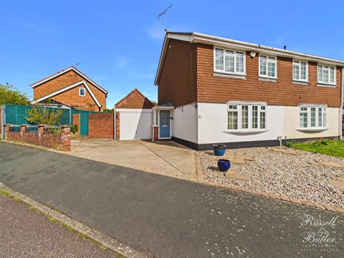 3 Bedroom Semi Detached House For Sale In Mare Leys, Buckingham, MK18